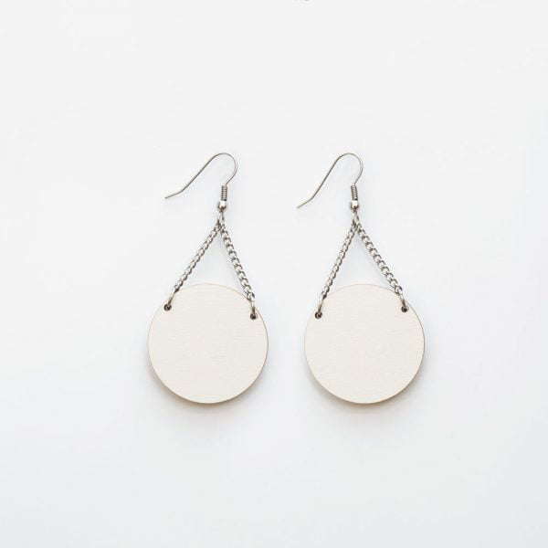 Pieni ilonen korvakorut valkoinen